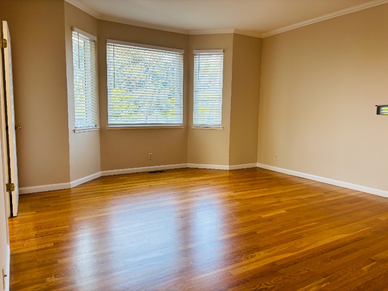 Building Photo - 242 N San Pedro Rd