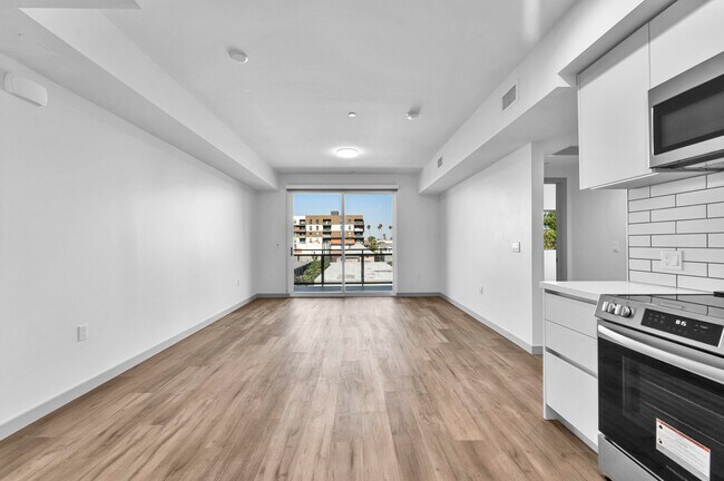 Building Photo - 1240 Magnolia Ave