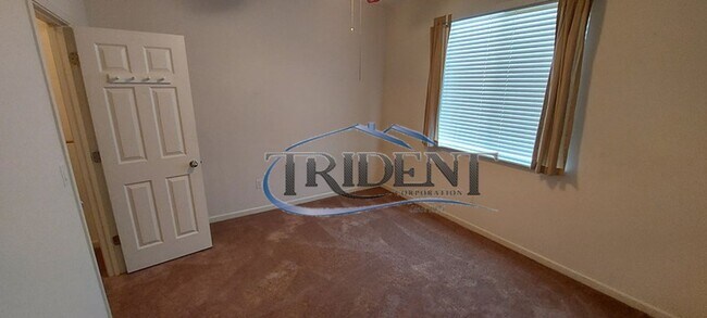 Building Photo - Beautiful 5 bedroom, 3 bath house