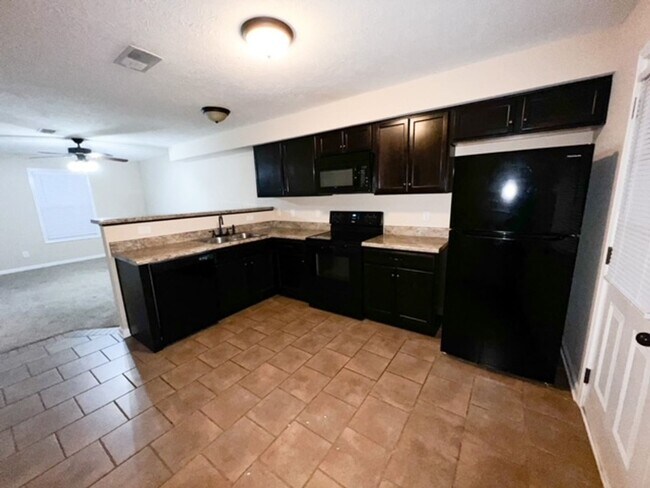 Building Photo - 2 Bedroom 1.5 Bathroom Townhome!!!