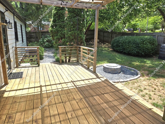 Building Photo - 2533 Sylvan Rd