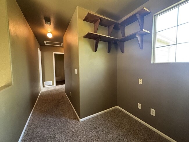 Building Photo - 3 bed, 2 1/2 bath single family home avail...
