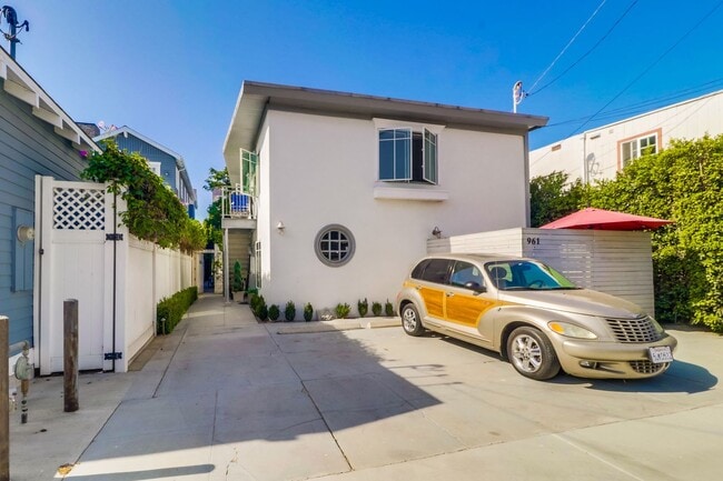 Building Photo - Furnished 2 Bedroom, 1 Bath