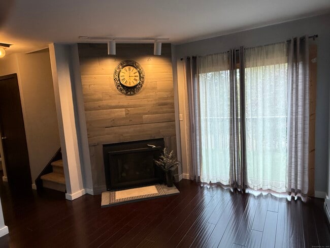 Building Photo - 7 Twin Oaks