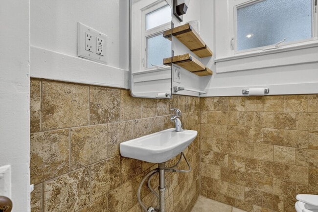 Building Photo - 924 N Mason St