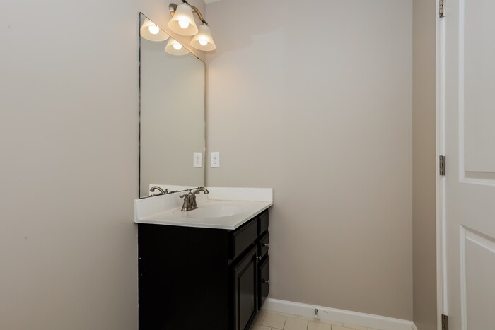 Building Photo - 1543 Oak Dr