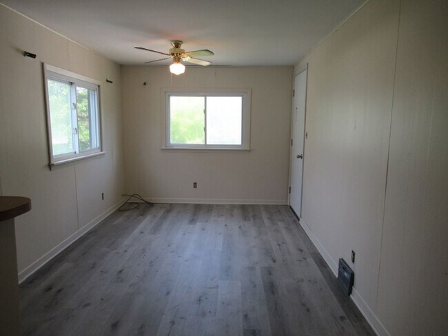 Building Photo - 3 Bedroom 1 Bath 2nd FloorUnit