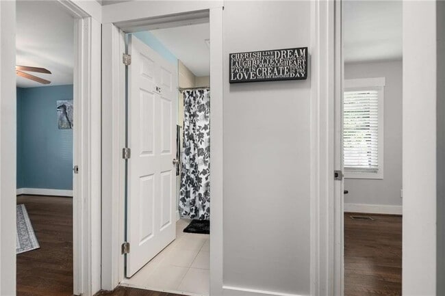 Building Photo - 2046 Settle Cir SE