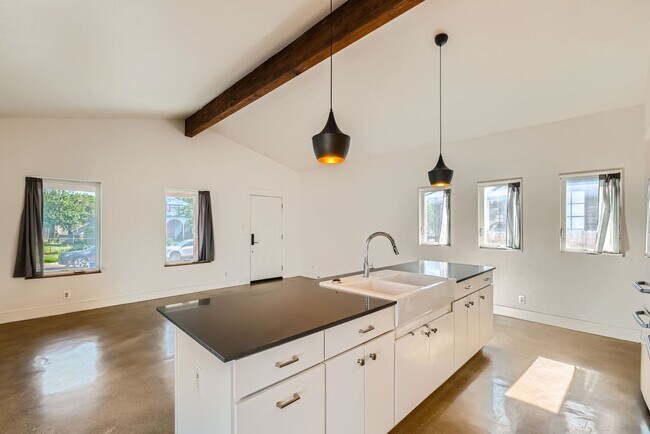 Building Photo - Home with Guest Suite