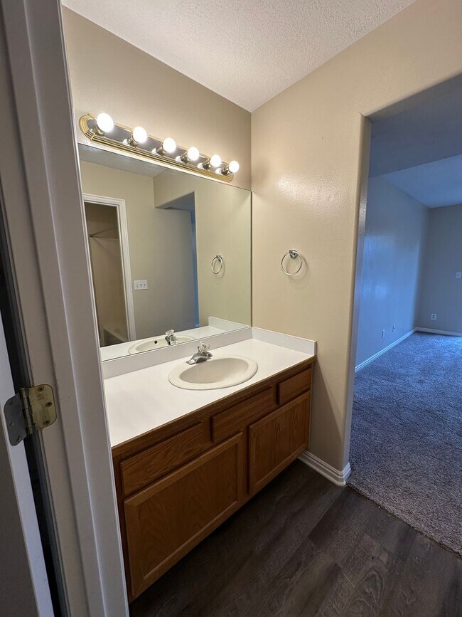 Building Photo - Condo in County Woods HOA
