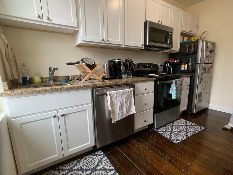 Building Photo - 92 University Rd