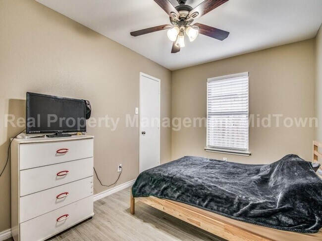 Building Photo - Stylishly Updated 3-Bedroom Home with Modern Touches & Prime Location!