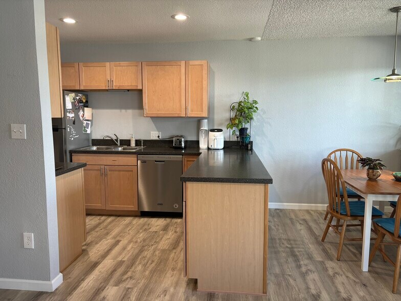 Building Photo - 4202 Monroe Dr