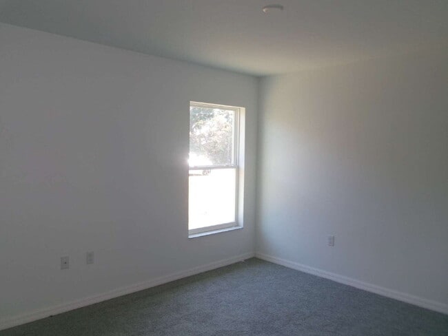 Building Photo - CENTRALLY LOCATED