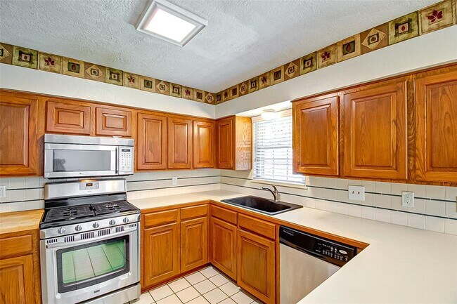 Building Photo - 9638 Meadowglen Ln