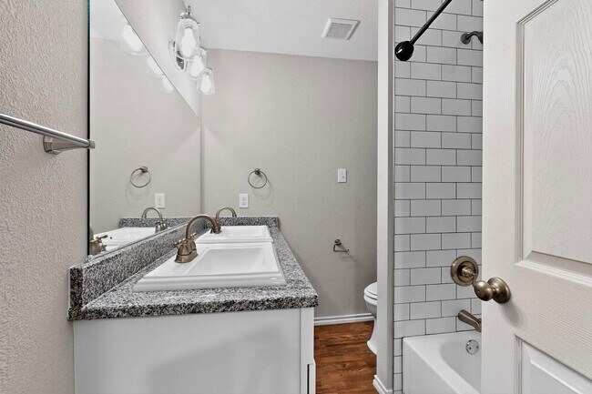 Building Photo - Stylish Upstairs Corner Unit Near Lake Ray Hubbard