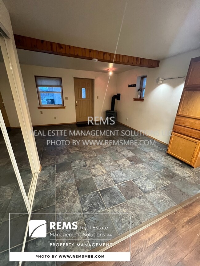 Building Photo - 602 10th Ave