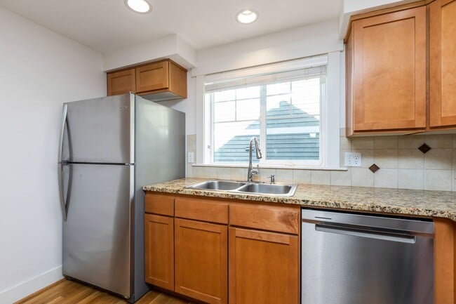 Building Photo - Charming 3 Bed Townhouse in Seattle