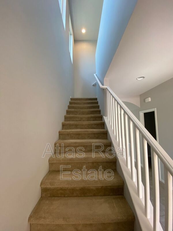 Building Photo - 10455 Skye Knoll Ave