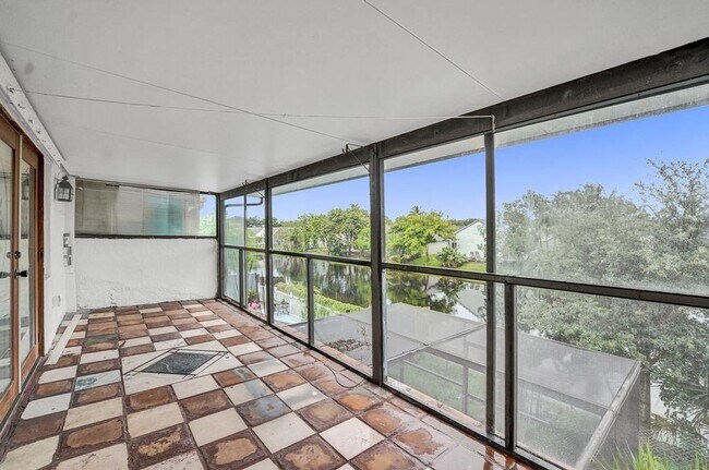 Building Photo - 3 BR / 3 BA + Patio + Parking AVAIL 8/1