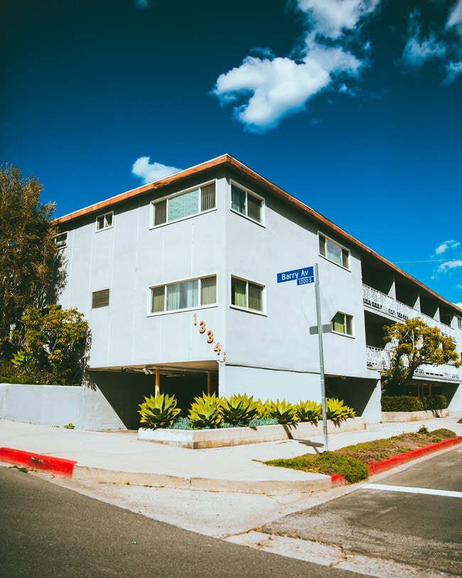 Apt Building - 1334 Barry Ave