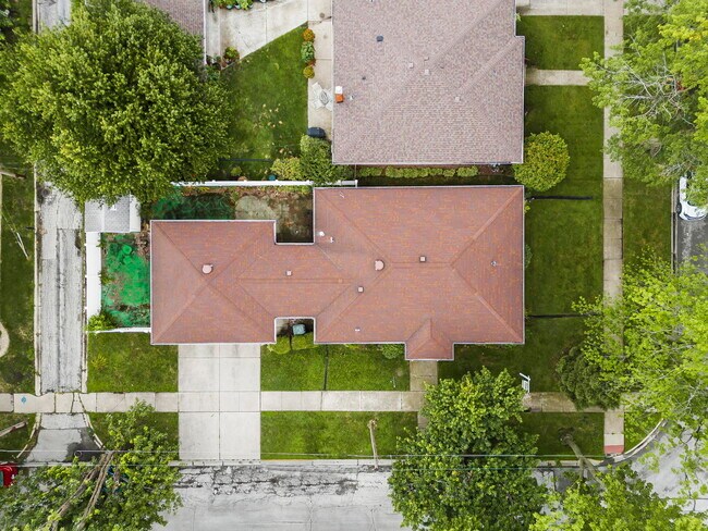 Building Photo - 18379 Glen Oak Ave