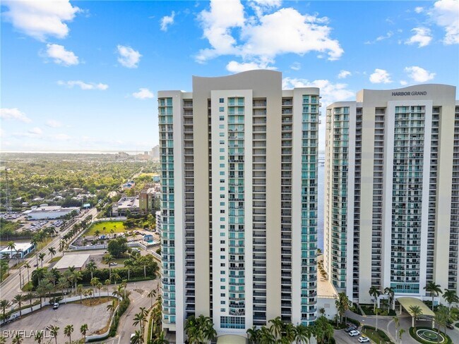 Building Photo - 3000 Oasis Grand Blvd