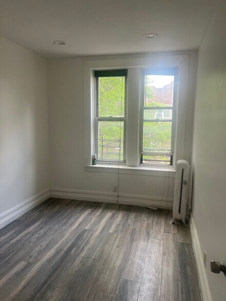 Building Photo - 407 E 96th St