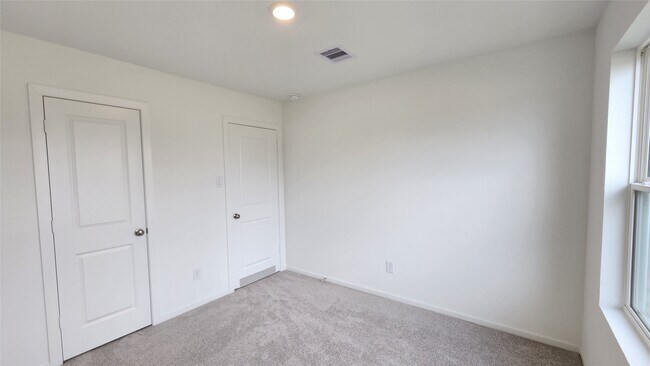 Building Photo - 16202 Rustic Pr Dr