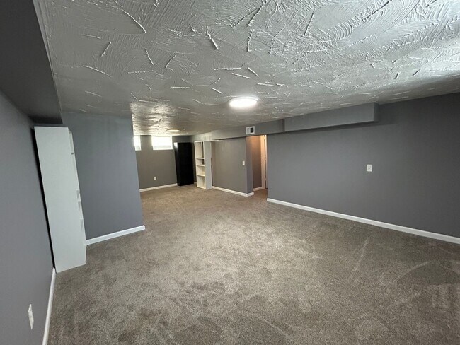Building Photo - Spacious 3-Bedroom, 2-Bath House in South Euclid