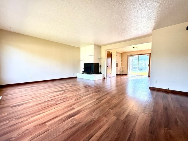 Primary Photo - Updated 3 Bedroom House in Powellhurst-Gil...