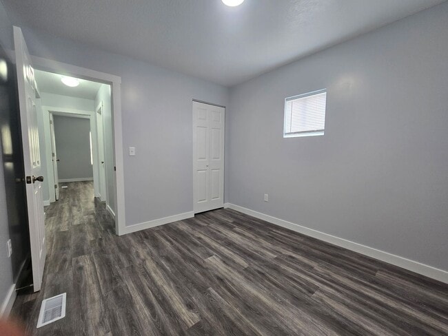 Building Photo - Beautifully Updated 2 bedroom 1 bathroom 776 sq ft home