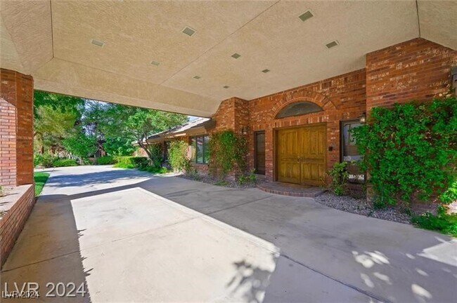 Building Photo - 213 Desert View St