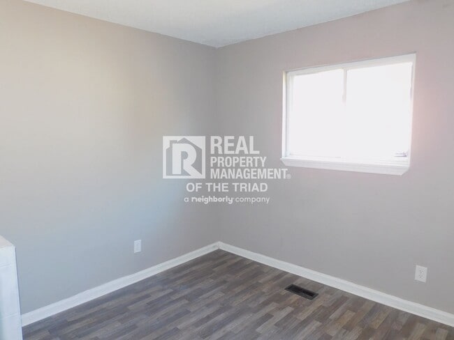 Building Photo - 3 bed/1.5 bath Bungalow in the Heart of Hi...