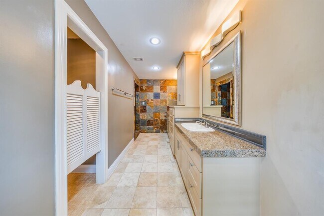 Building Photo - 11503 Lakeside Pl Dr