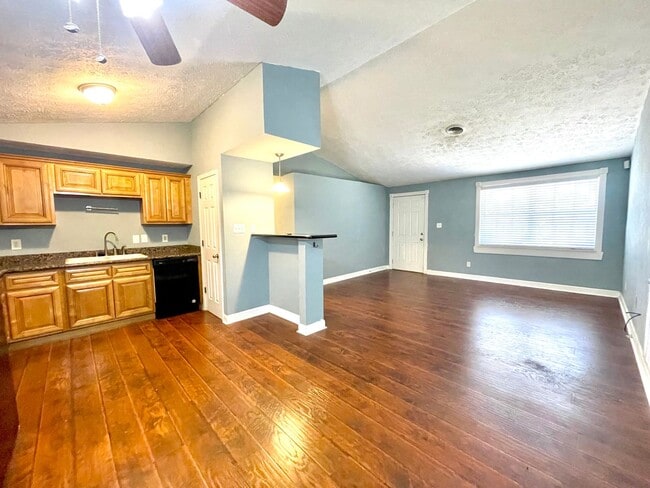 Building Photo - 3 Bedroom home for rent in a Great Neighbo...