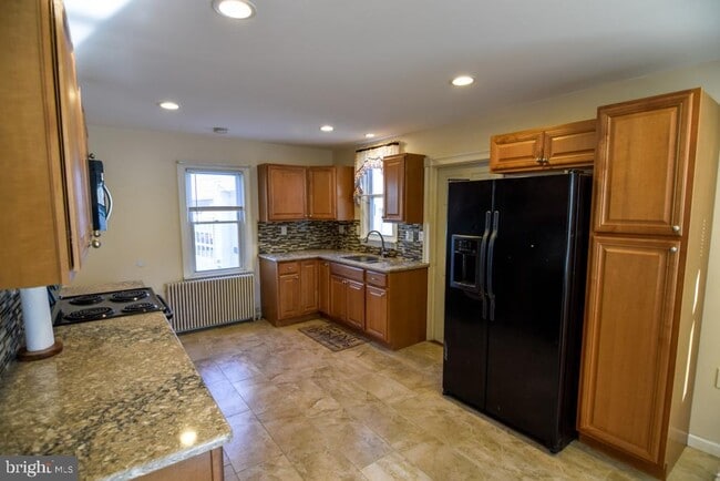 Building Photo - 1071 W Bristol Rd