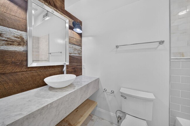 Building Photo - Bright Adams Morgan Condo with Den, Two Full Baths & In-Unit Laundry