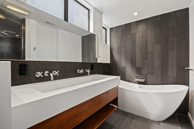 Building Photo - 2409 Strongs Dr