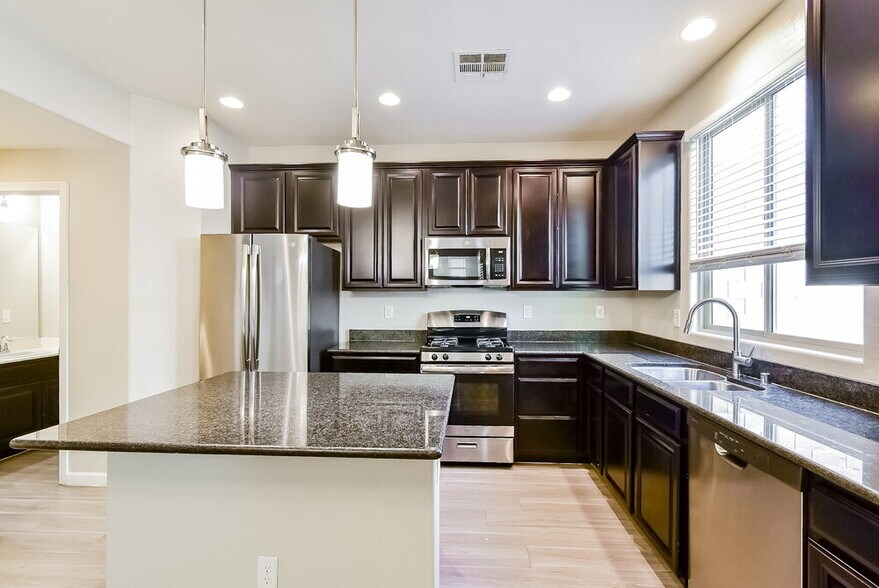 Building Photo - 10440 Yew Blossom Ave