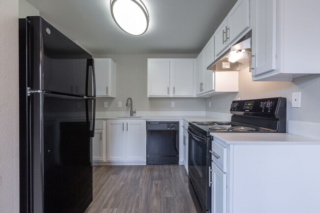 Building Photo - Spacious One Bedroom in Forest Setting! One Month Free!