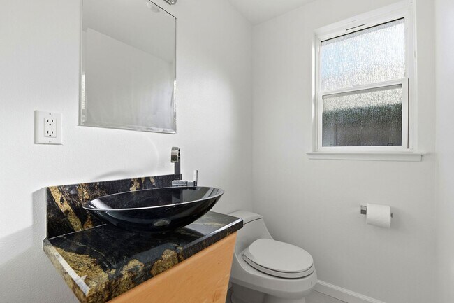 Building Photo - Move-In Ready Blossom Hill Gem – New Bathrooms and many upgrades!