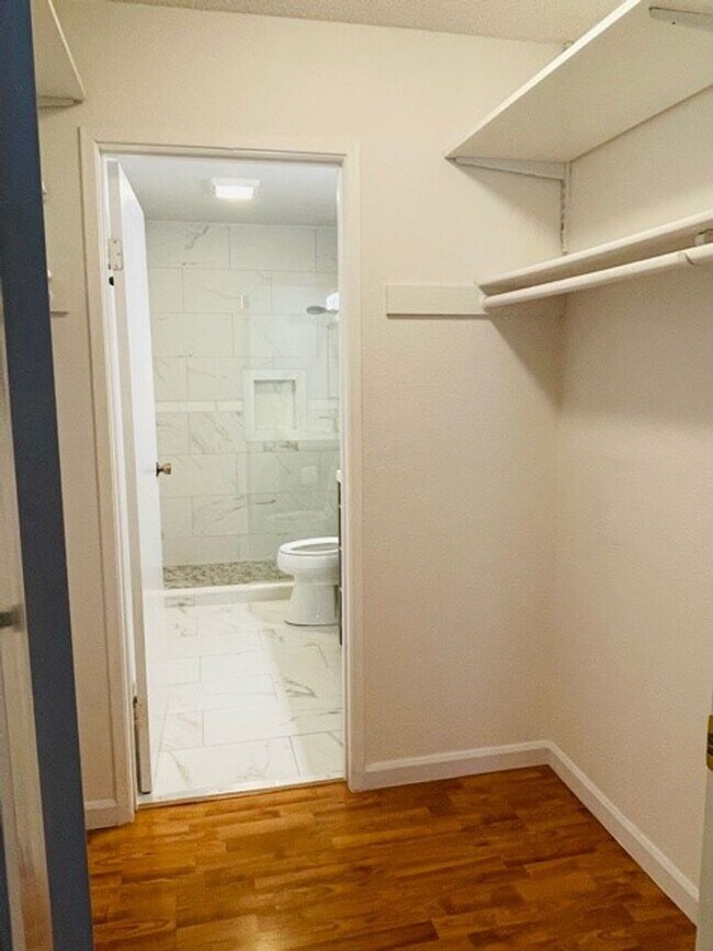 Building Photo - Spacious 2Bd/2Bath Condo located in The Ri...