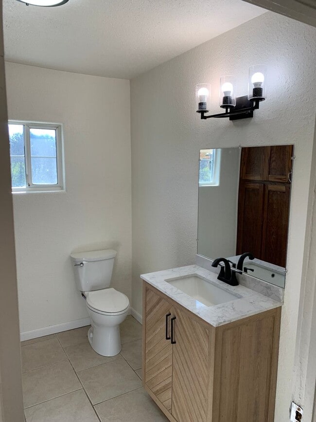 Building Photo - Country Home!