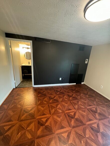 Building Photo - 120 S 38th Ave