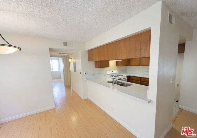 Building Photo - 13406 Moorpark St