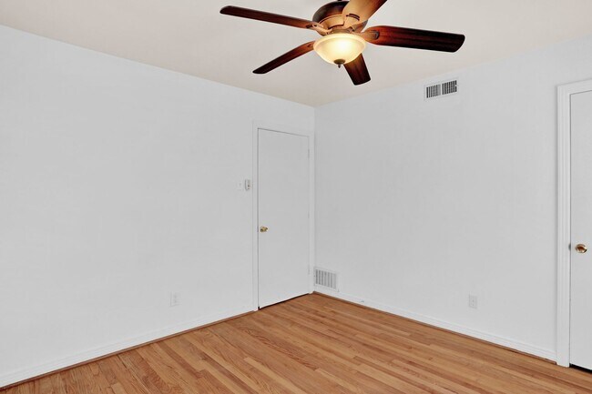 Building Photo - Convenient Living in Dallas – 3BR/2BA Home...