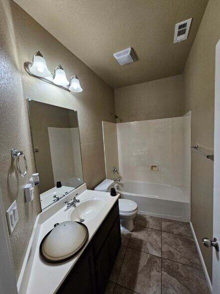 Building Photo - 5620 Bloom Dr