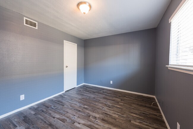 Building Photo - 708 Santa Rosa Dr