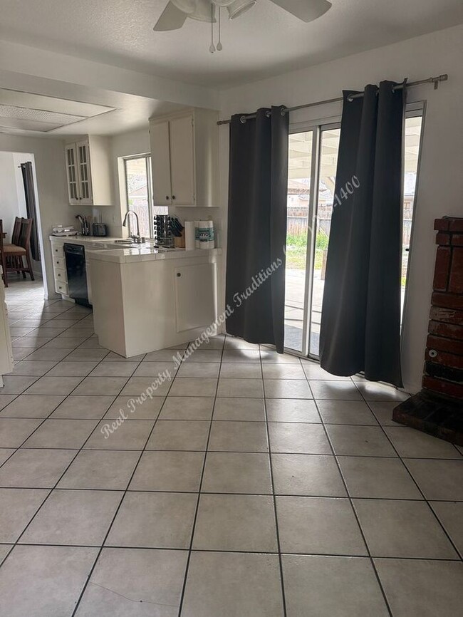 Building Photo - *** Please call us @ 661-266-1400 for information on availability, showings and applications proc...